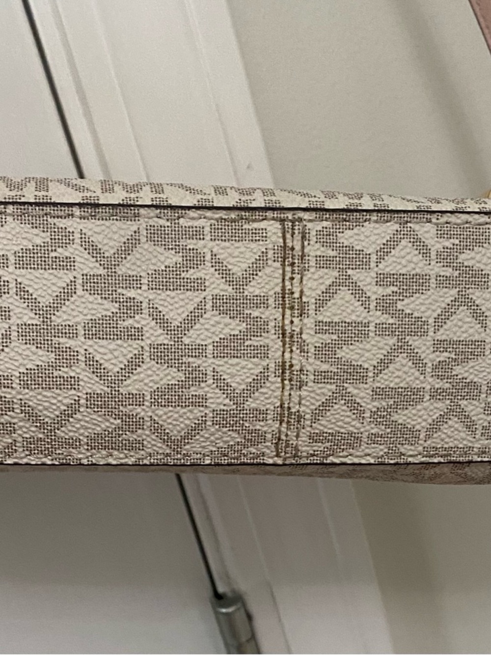 Michael Kors Beige Signature Crossbody with Pale Pink Trim - Picture 7 of 10